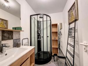 W łazience znajduje się prysznic, umywalka i wanna. w obiekcie Agathe w Rouen +31 zdjęć