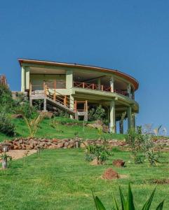 ein großes Haus auf einem Hügel in der Unterkunft CAPELLA RESORT (ELEMENTAITA, KENYA) in Nakuru