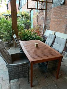 una mesa de madera y sillas en un patio en MR Ferienwohnung - Wohnung Emma, en Schellerten
