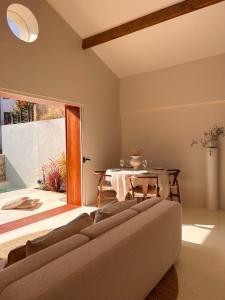 een woonkamer met een bank en een tafel bij CASA DOS OLIVAIS in Porto