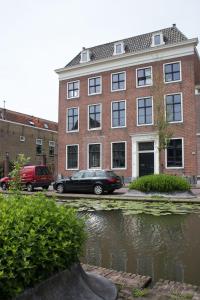 une voiture noire garée devant un bâtiment en briques dans l'établissement Canal House in Historic City Center Gouda, à Gouda