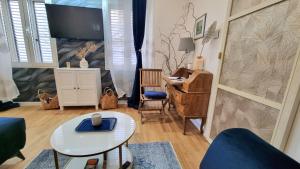 - un salon avec une table et un bureau dans l'établissement PLACE 4 U Studio Center, à Zadar
