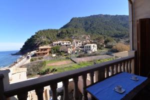 einen Tisch auf einem Balkon mit Meerblick in der Unterkunft Villa Mar in Port de Valldemossa in Valldemossa