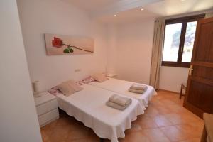 1 dormitorio con 2 camas y ventana en Villa Mar in Port de Valldemossa, en Valldemossa