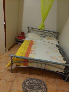 a bed sitting in a room with at UNE SEULE ENVIE, CELLE D'Y REVENIR in Les Anses-dʼArlets