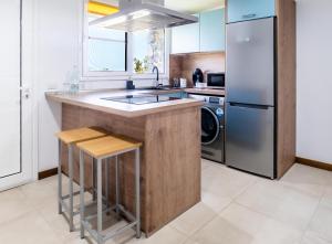 a kitchen with a sink and a refrigerator at Estancia Julia in La Orotava