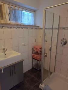 uma casa de banho com um chuveiro e um lavatório. em Apartment in Serfaus/Ötztal 510 em Serfaus