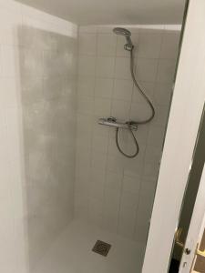 een douche met een douchekop in de badkamer bij Proximité Biarritz - Arcangues in Arcangues