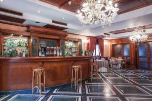 a bar in a restaurant with a chandelier at Grand Hotel Gianicolo in Rome