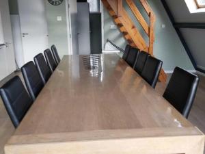 une salle de conférence avec une grande table et des chaises en bois dans l'établissement Alluring Holiday Home in Stramproy with Private Terrace, à Stramproy
