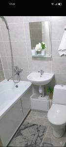 Квартира на Панфилова "Арбат" 1 комн في ألماتي: حمام مع حوض ومرحاض وحوض استحمام