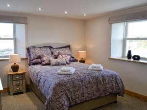 a bedroom with a bed with two towels on it at Greengill Farm Holiday Cottage - Ukc2768 in Gilcrux