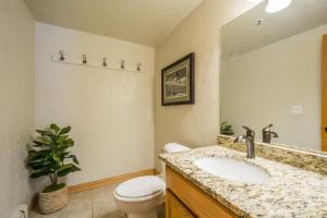 ห้องน้ำของ Brighton Chalet Utah Entire 9 Bedroom House