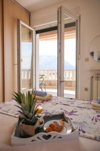 Posteľ alebo postele v izbe v ubytovaní Apartment Amore - 2 bedroom, 2 bathroom, sea view terrace, 250m from beach