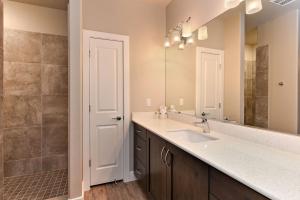 S302-Snow Canyon Suite-Third Floor 4-bedroom Pool View的一间浴室