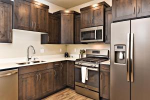 S302-Snow Canyon Suite-Third Floor 4-bedroom Pool View的厨房或小厨房