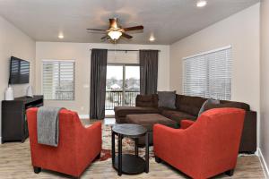 S302-Snow Canyon Suite-Third Floor 4-bedroom Pool View的电视和/或娱乐中心