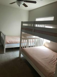S302-Snow Canyon Suite-Third Floor 4-bedroom Pool View客房内的一张或多张床位