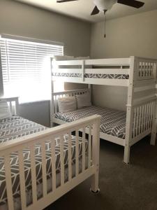 S302-Snow Canyon Suite-Third Floor 4-bedroom Pool View客房内的一张或多张床位