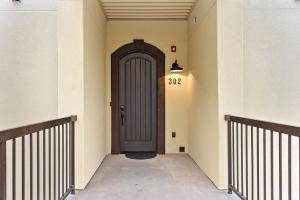 S302-Snow Canyon Suite-Third Floor 4-bedroom Pool View的门面或入口