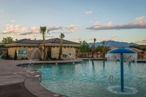 S302-Snow Canyon Suite-Third Floor 4-bedroom Pool View内部或周边的泳池