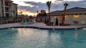 S302-Snow Canyon Suite-Third Floor 4-bedroom Pool View内部或周边的泳池