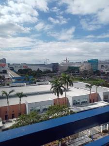 Blick auf eine Stadt mit Palmen und Gebäuden in der Unterkunft SEA RESIDENCES Yeshua in Manila