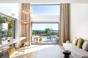 Bazén v ubytování Cavo Delea Villas & Suites nebo v jeho okolí