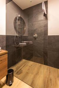 baño con ducha y puerta de cristal en Tiroli en Westendorf