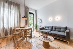 a living room with a couch and a table at GuestReady - Casa da Alegria 8 in Porto