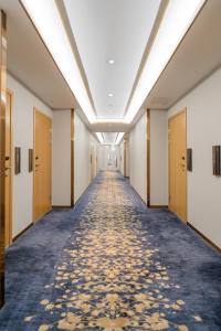 un corridoio vuoto di un corridoio dell'hotel con porte e moquette di Livington Hotel a Stoccolma