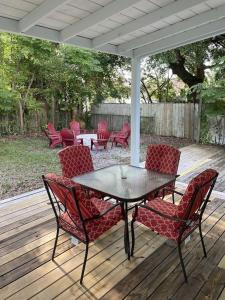 un patio con mesa y sillas en una terraza en Updated Red Door Revival in Downtown Saint Augustine en St. Augustine