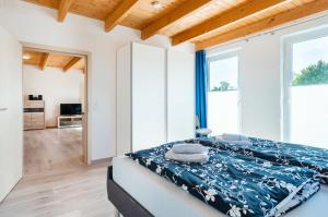 1 dormitorio con 1 cama grande y edredón azul en Nr 11 Möwe, en Aurich