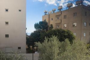 un edificio con observatorios encima de él junto a un edificio en Lovely 2 Bed Apartment in Larnaca City Centre, en Lárnaca