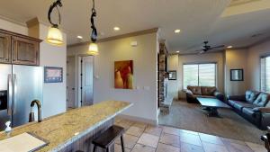 D13-Amazing Red Cliff View-Third Floor 3-bedroom Sunset View的休息区