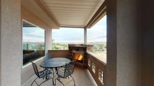 D13-Amazing Red Cliff View-Third Floor 3-bedroom Sunset View的阳台或露台