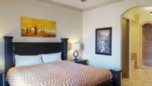 D13-Amazing Red Cliff View-Third Floor 3-bedroom Sunset View客房内的一张或多张床位