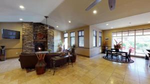 D13-Amazing Red Cliff View-Third Floor 3-bedroom Sunset View的电视和/或娱乐中心