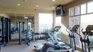 D13-Amazing Red Cliff View-Third Floor 3-bedroom Sunset View的健身中心和/或健身设施