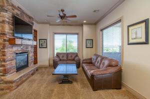 D13-Amazing Red Cliff View-Third Floor 3-bedroom Sunset View的休息区