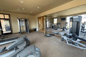 D13-Amazing Red Cliff View-Third Floor 3-bedroom Sunset View的健身中心和/或健身设施