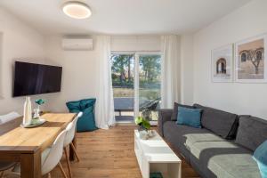Televízia a/alebo spoločenská miestnosť v ubytovaní Apartment with terrace and parking near beach
