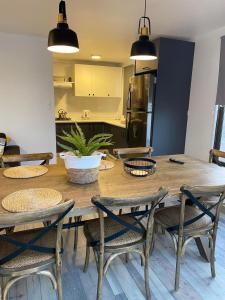 グアナケロにあるCasa mediterránea Villamar Guanaquerosの木製テーブル(椅子付)、キッチン