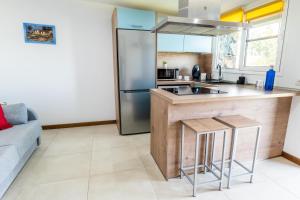 勞羅塔瓦的住宿－Estancia Julieta，厨房配有不锈钢冰箱和台面