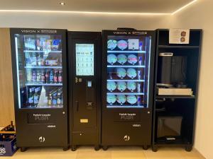 Deux distributeurs automatiques de boissons dans un magasin dans l'établissement Fairrooms - 24h Self-Check-In, à Raggal