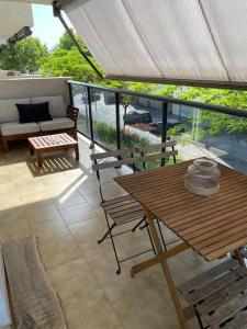 eine Terrasse mit einem Tisch und Stühlen auf dem Balkon in der Unterkunft Appartement boho chic près de la plage in Cambrils