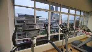 - une salle de sport avec deux vélos d'exercice devant une fenêtre dans l'établissement Homestay Jalan Tun Razak walking distance IJN, HKL, MRT Station, KPJ, PERKESO, Bernama, Tabung Darah, Istana Budaya, à Kuala Lumpur