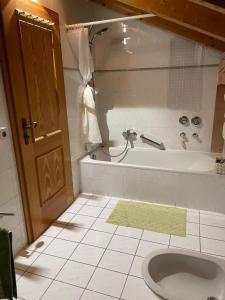 Koupelna v ubytování Dachgeschosswohnung mit traumhaftem Zugspitzblick bei Garmisch