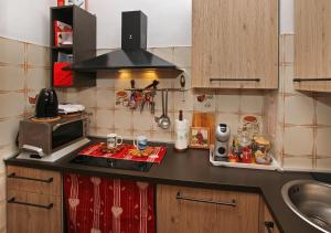 cocina pequeña con fogones y microondas en Sauze Guesthouse Apartment, en Sauze dʼOulx