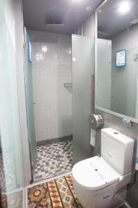 y baño con aseo y ducha. en Urbany Hostel BCN GO!, en Barcelona